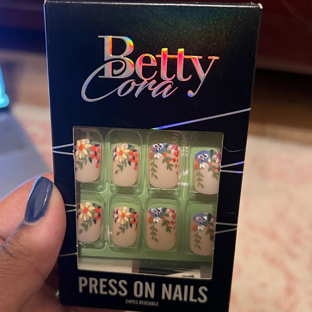 Betty Cora Press-on nails floral design